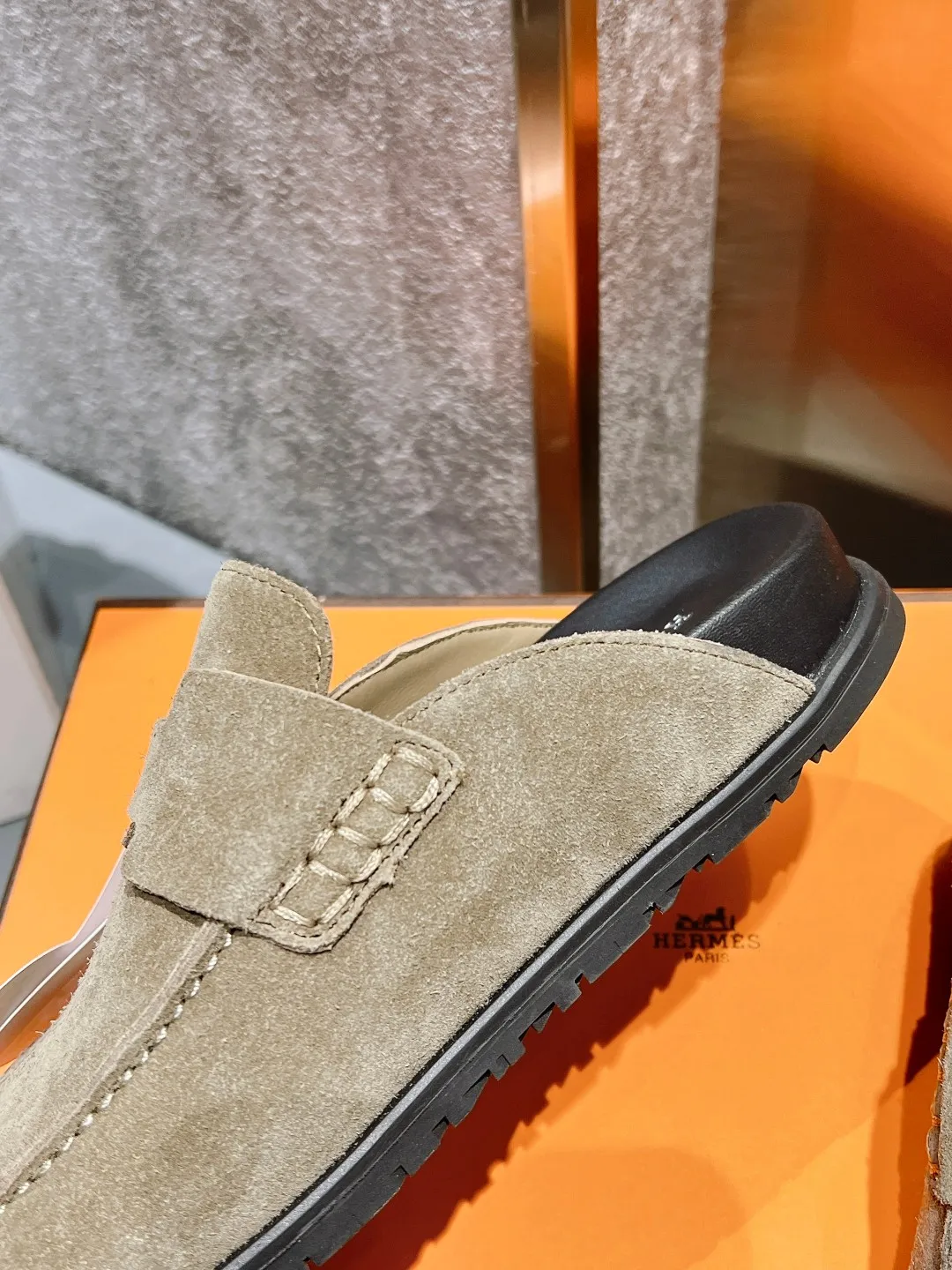 [H Family Hermès] P: 520💰 Size: Male 39-44 (45 customized) Female 35-40 (41 customized) HERMES Hermès' latest couple's cute Birkenstock slippers. Summer really needs versatile slippers. They look good no matter how you match them. They have a casual and high-end feel. The comfort is also great. They are paired with a variety of colorful socks. They are trendy. Hermès 2023 new half slippers are high quality. ●Upper: imported cow suede ●Inner lining: imported sheepskin ●Foot pads: imported mixed sheepskin ●Outsole: Tpu non-slip and wear-resistant outsole